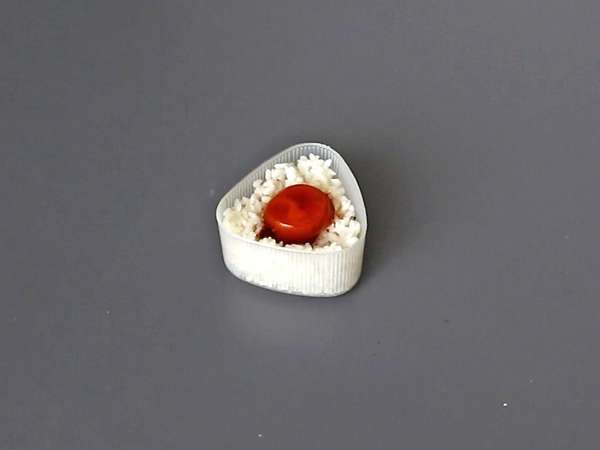 Onigiri, jossa on soijakastikkeeseen säilöttyä munankeltuaista - Valmistelu askel 5