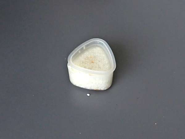 Onigiri, jossa on soijakastikkeeseen säilöttyä munankeltuaista - Valmistelu askel 6