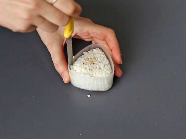 Onigiri, jossa on soijakastikkeeseen säilöttyä munankeltuaista - Valmistelu askel 7