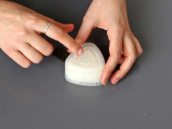 Onigiri, jossa on soijakastikkeeseen säilöttyä munankeltuaista - Valmistelu askel 8