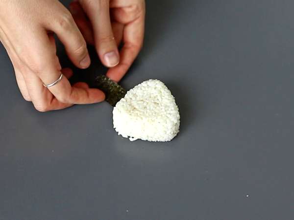Onigiri, jossa on soijakastikkeeseen säilöttyä munankeltuaista - Valmistelu askel 9