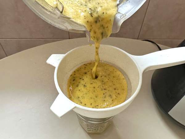 Caipirinha de maracujá batida: kermaisempi ja virkistävämpi versio brasilialaisesta klassikosta. - Valmistelu askel 2