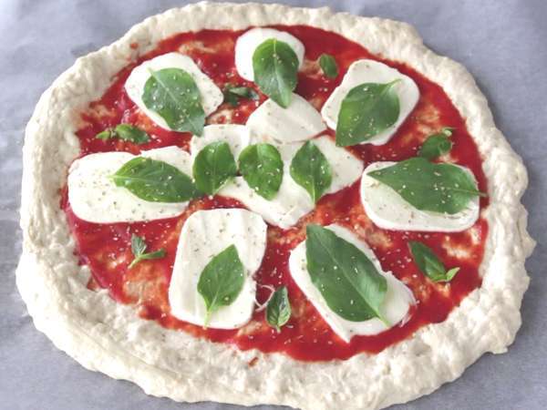Kostea Margherita-pizza - Valmistelu askel 9