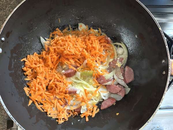 Kultainen pepperonifarofa kananmunan ja porkkanan kanssa - Valmistelu askel 2