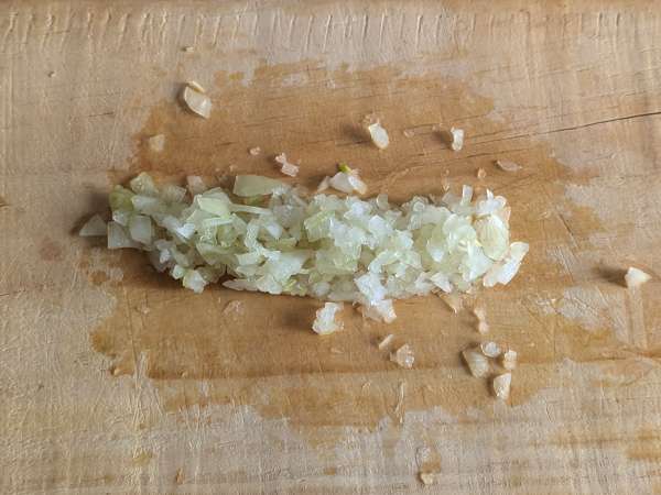 Paistettua kermaista pastaa herneiden ja kinkun kanssa gratinoituna - Valmistelu askel 1