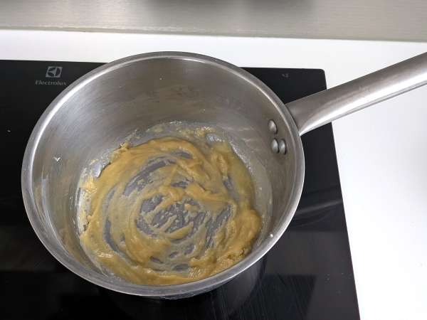 Paistettua kermaista pastaa herneiden ja kinkun kanssa gratinoituna - Valmistelu askel 2