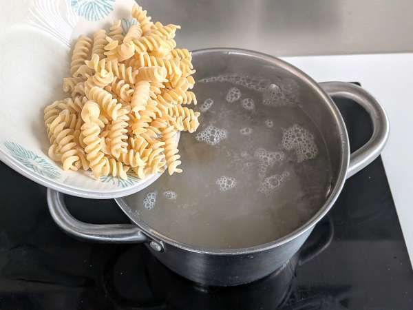 Paistettua kermaista pastaa herneiden ja kinkun kanssa gratinoituna - Valmistelu askel 7