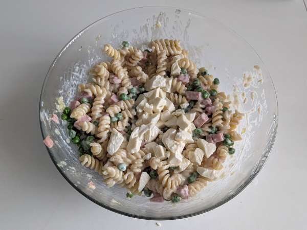 Paistettua kermaista pastaa herneiden ja kinkun kanssa gratinoituna - Valmistelu askel 9