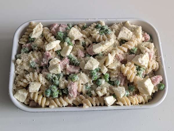 Paistettua kermaista pastaa herneiden ja kinkun kanssa gratinoituna - Valmistelu askel 11