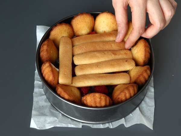 Punaisten hedelmien charlotte ja madeleinejä - Valmistelu askel 7