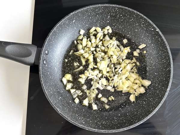 Sardiinikakku: yksinkertainen, kostea ja maukas resepti - Valmistelu askel 1