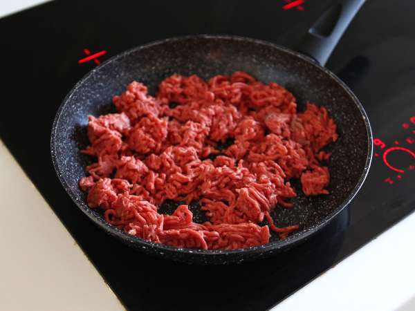 Uunissa paistetut tortillat, joissa on quesadilloja ja mausteista naudanlihatäytettä. - Valmistelu askel 1