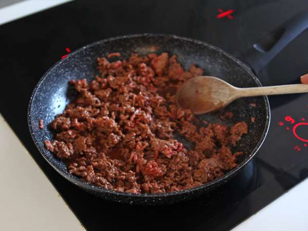 Uunissa paistetut tortillat, joissa on quesadilloja ja mausteista naudanlihatäytettä. - Valmistelu askel 2