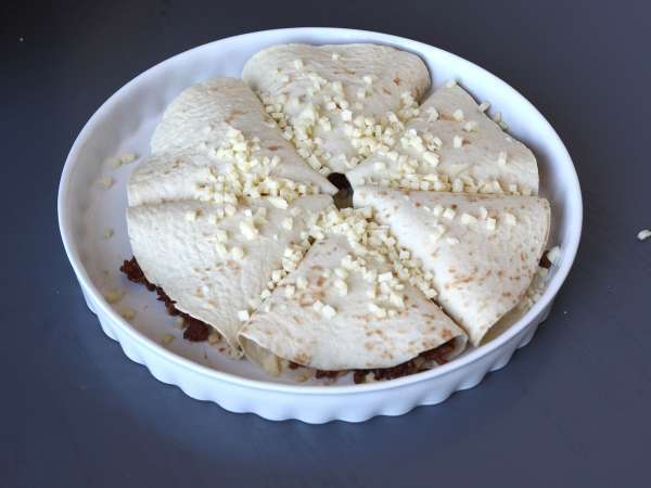 Uunissa paistetut tortillat, joissa on quesadilloja ja mausteista naudanlihatäytettä. - Valmistelu askel 5