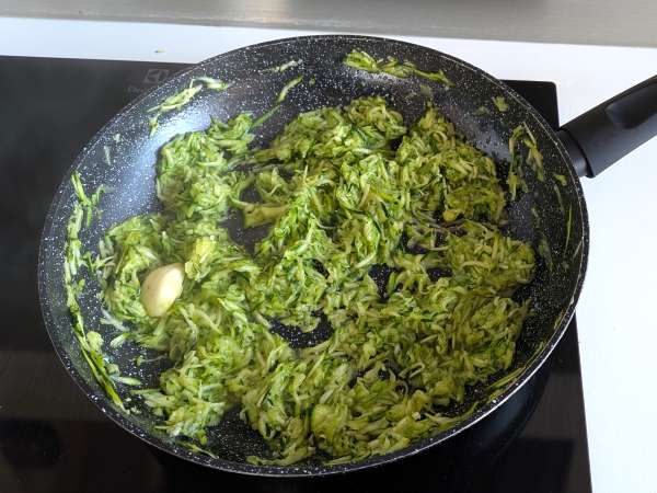 Conchiglioni täytetty ricotta, kesäkurpitsa ja sitruuna: kermainen ja au gratin uunissa - Valmistelu askel 2