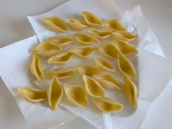 Conchiglioni täytetty ricotta, kesäkurpitsa ja sitruuna: kermainen ja au gratin uunissa - Valmistelu askel 3