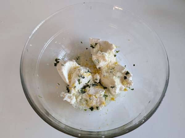 Conchiglioni täytetty ricotta, kesäkurpitsa ja sitruuna: kermainen ja au gratin uunissa - Valmistelu askel 4