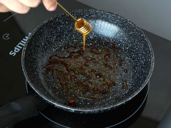 Paistettuja munia hunajan ja mozzarellan kera, makea, suolainen ja mausteinen pikku aamiainen! - Valmistelu askel 1