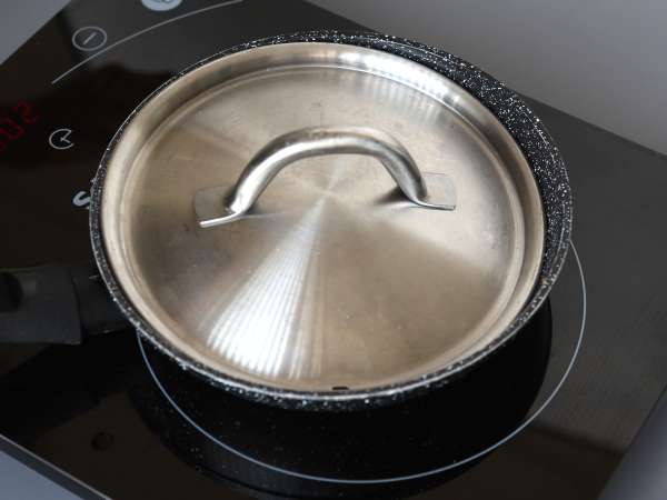 Paistettuja munia hunajan ja mozzarellan kera, makea, suolainen ja mausteinen pikku aamiainen! - Valmistelu askel 3