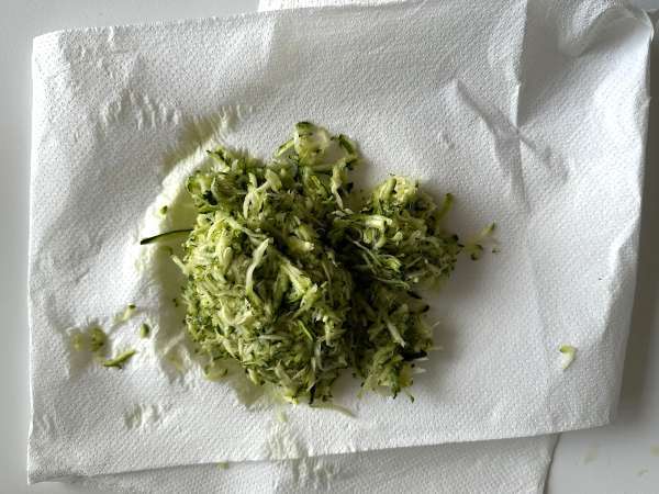 Erittäin kostea pistaasipähkinä-, limetti- ja kesäkurpitsakakku - Valmistelu askel 1