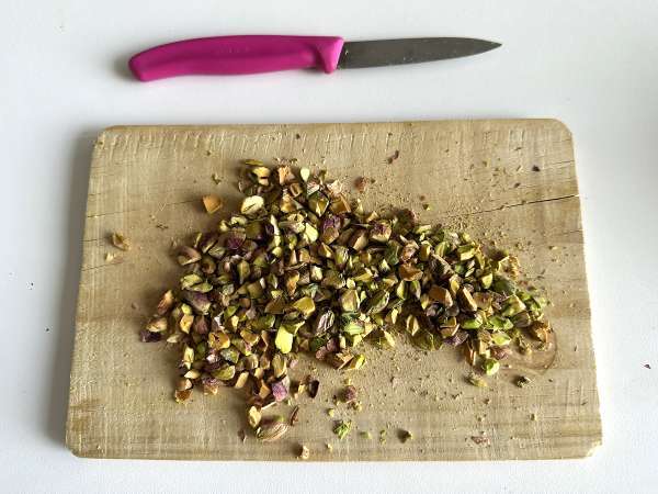 Erittäin kostea pistaasipähkinä-, limetti- ja kesäkurpitsakakku - Valmistelu askel 2