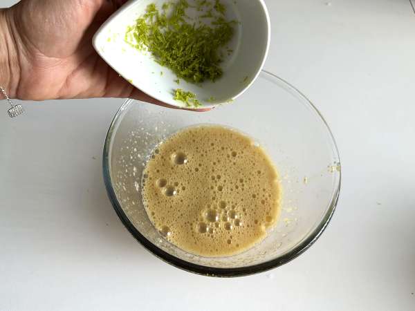 Erittäin kostea pistaasipähkinä-, limetti- ja kesäkurpitsakakku - Valmistelu askel 4