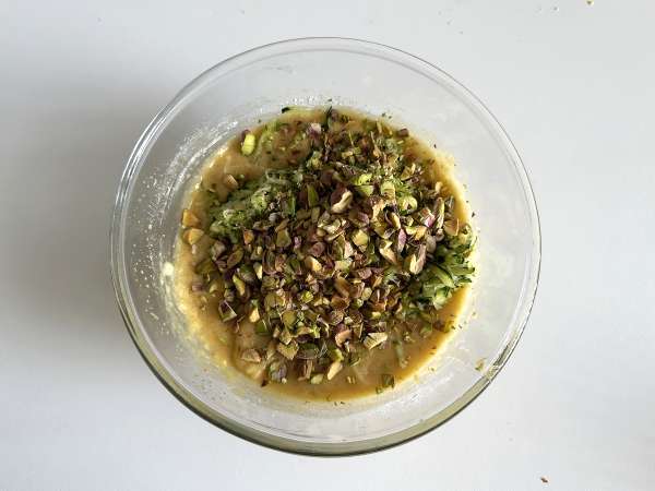 Erittäin kostea pistaasipähkinä-, limetti- ja kesäkurpitsakakku - Valmistelu askel 6