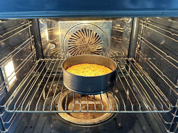 Erittäin kostea pistaasipähkinä-, limetti- ja kesäkurpitsakakku - Valmistelu askel 8