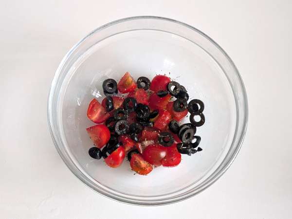 Ilmassa paistettua turskaa kirsikkatomaattien, oliivien ja sitruunan kanssa: kevyt ja nopea resepti - Valmistelu askel 2