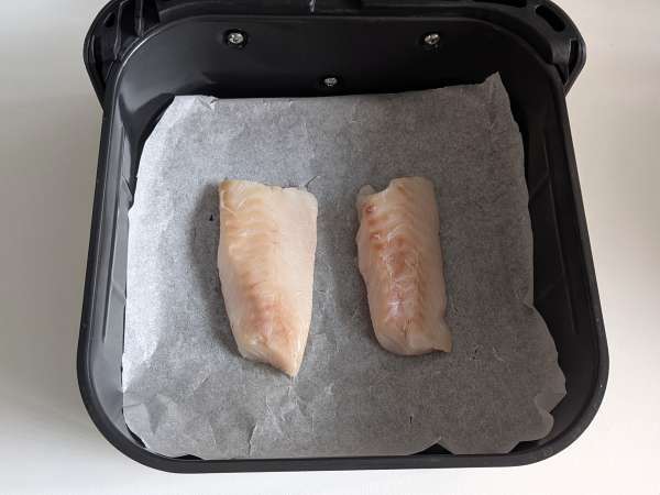 Ilmassa paistettua turskaa kirsikkatomaattien, oliivien ja sitruunan kanssa: kevyt ja nopea resepti - Valmistelu askel 3