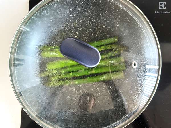 Parsaa, sitruunaa ja basilikaa sisältäviä ricotta-tartineja - Valmistelu askel 2