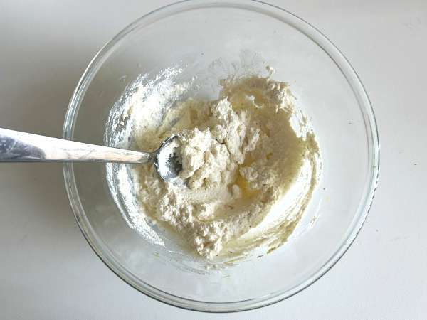 Parsaa, sitruunaa ja basilikaa sisältäviä ricotta-tartineja - Valmistelu askel 3