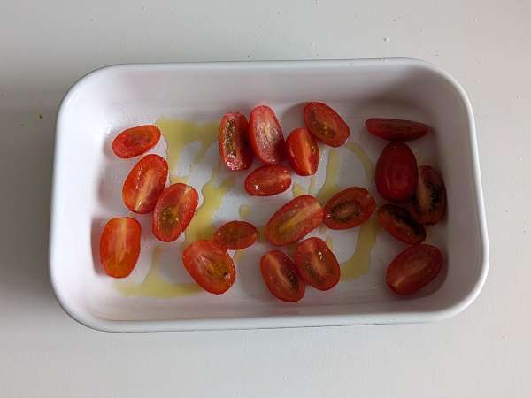 Leipäkorit, joissa on mozzarellaa, kirsikkatomaatteja ja mustia oliiveja. - Valmistelu askel 1