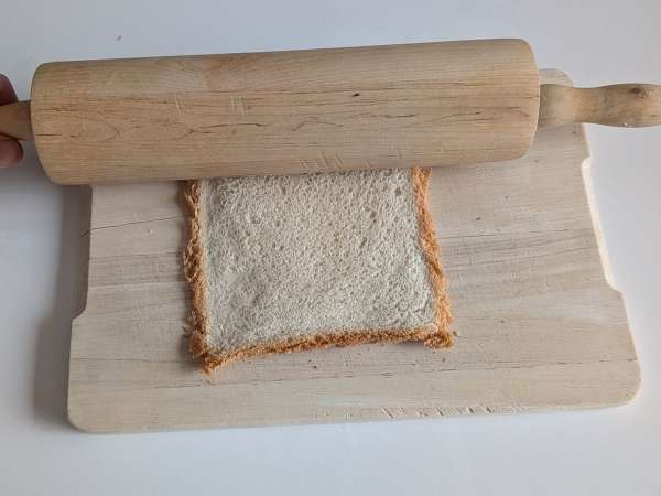 Leipäkorit, joissa on mozzarellaa, kirsikkatomaatteja ja mustia oliiveja. - Valmistelu askel 2