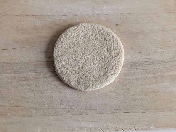 Leipäkorit, joissa on mozzarellaa, kirsikkatomaatteja ja mustia oliiveja. - Valmistelu askel 3