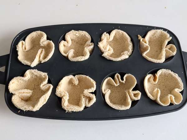 Leipäkorit, joissa on mozzarellaa, kirsikkatomaatteja ja mustia oliiveja. - Valmistelu askel 4