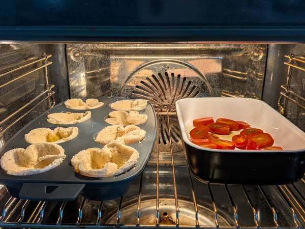 Leipäkorit, joissa on mozzarellaa, kirsikkatomaatteja ja mustia oliiveja. - Valmistelu askel 5