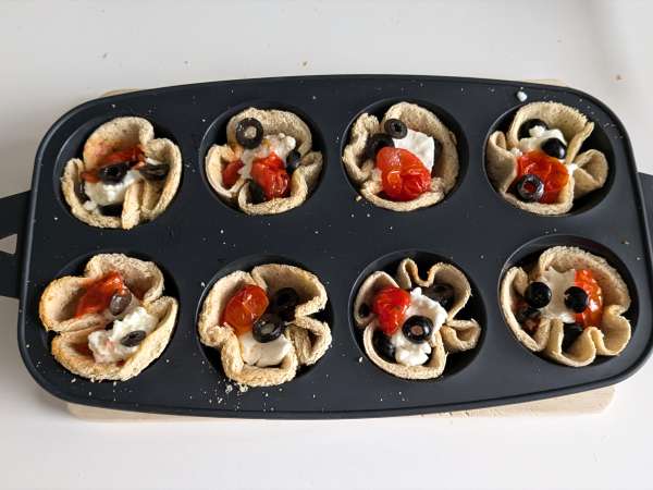 Leipäkorit, joissa on mozzarellaa, kirsikkatomaatteja ja mustia oliiveja. - Valmistelu askel 6