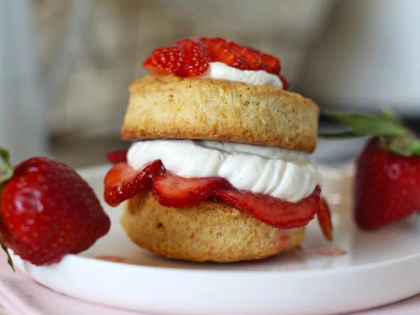 Strawberry shortcake, amerikkalainen mansikkakermakakku, joka ei koskaan petä... - Valmistelu askel 11
