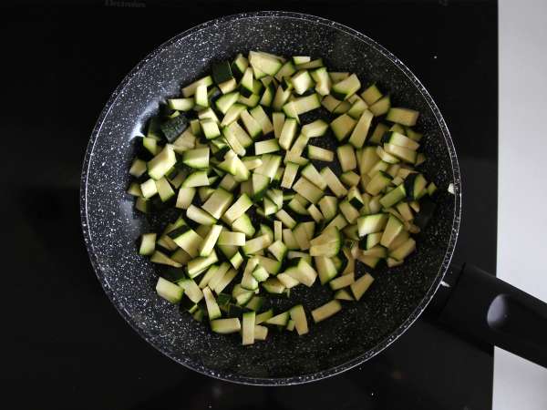 Orzo-pastasalaatti lohen ja kesäkurpitsan kanssa - Valmistelu askel 4