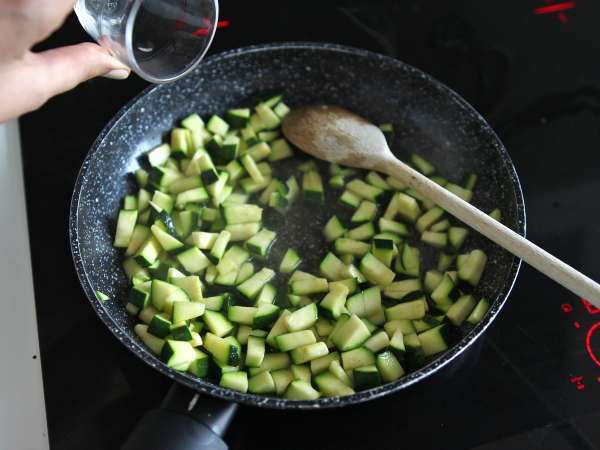 Orzo-pastasalaatti lohen ja kesäkurpitsan kanssa - Valmistelu askel 5