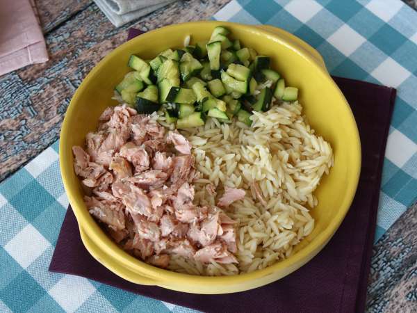 Orzo-pastasalaatti lohen ja kesäkurpitsan kanssa - Valmistelu askel 7
