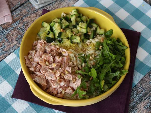 Orzo-pastasalaatti lohen ja kesäkurpitsan kanssa - Valmistelu askel 8