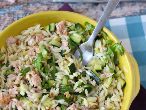Orzo-pastasalaatti lohen ja kesäkurpitsan kanssa - Valmistelu askel 9