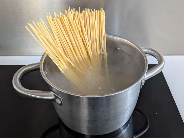 Pasta munakoisokermalla ja kirsikkatomaateilla: yksinkertainen ja maukas resepti - Valmistelu askel 5