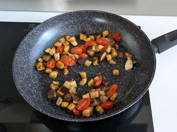 Pasta munakoisokermalla ja kirsikkatomaateilla: yksinkertainen ja maukas resepti - Valmistelu askel 6