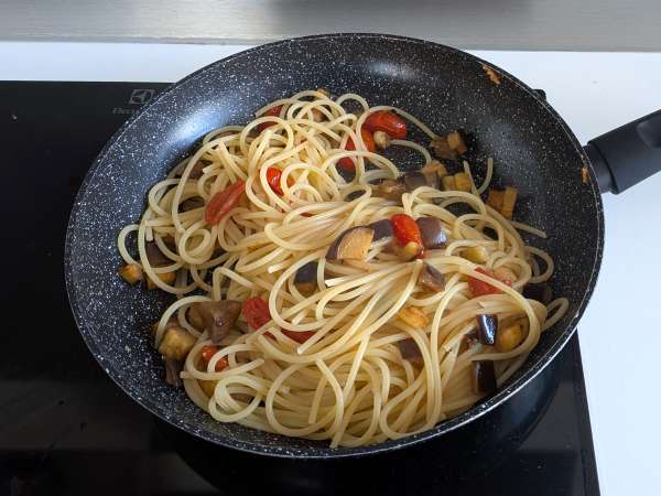 Pasta munakoisokermalla ja kirsikkatomaateilla: yksinkertainen ja maukas resepti - Valmistelu askel 7