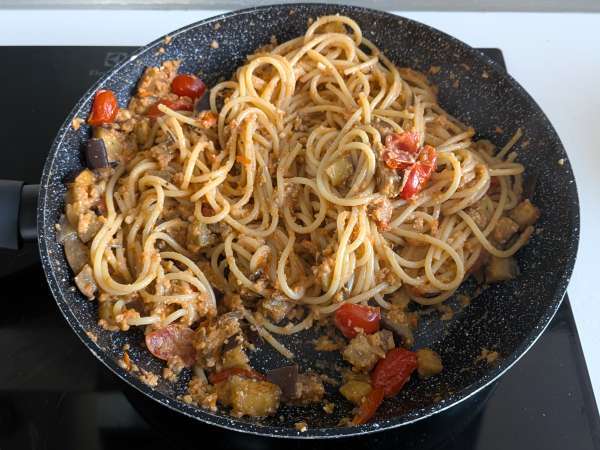 Pasta munakoisokermalla ja kirsikkatomaateilla: yksinkertainen ja maukas resepti - Valmistelu askel 8