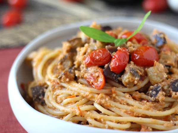 Pasta munakoisokermalla ja kirsikkatomaateilla: yksinkertainen ja maukas resepti - Valmistelu askel 9