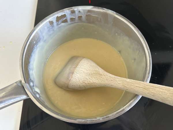 Pavê de morango, brasilialainen mansikoista ja maitotiivisteestä valmistettu jälkiruoka, joka syödään parhaiten kylmänä. - Valmistelu askel 3